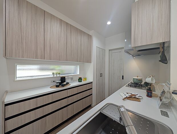 【キッチン】便利なカップボードが備え付けられているため食器や調理器具をすっきり収納できます。使いやすさとデザイン性を両立したキッチンで、毎日のお料理を快適に。