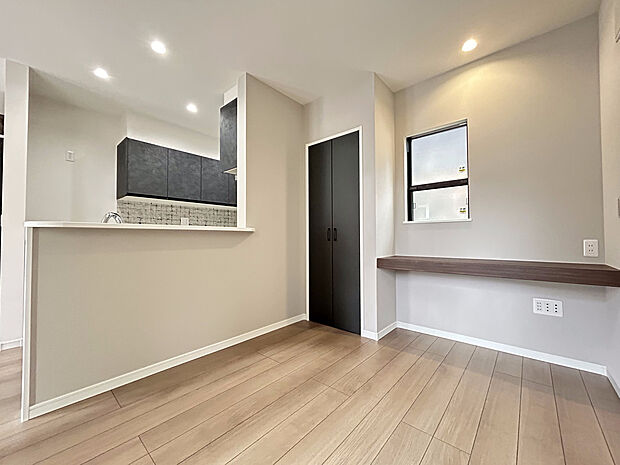 【ファミリーカウンター】イスを置いてお勉強やちょっとした家事の作業スペースとして、趣味のものや思い出の品を飾ることができるスペースとして、ご家族に合わせて多用途にご利用いただけるカウンターです。