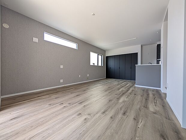 【リビング】広いリビングは空間に余裕があり、開放的な雰囲気を生み出します。心地よい自然光が入りやすく、明るい印象に。リビングに収納を設けることで、スッキリとした印象を保つことができます。