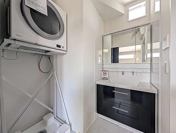 【洗面室】洗練されたデザインと清潔感のある空間で、タオルや化粧品を効率的に収納できます。3面鏡の鏡の裏には便利な収納が備わっており、毎日の身支度がスムーズに行えます。