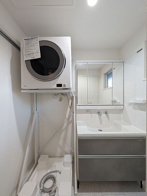 【洗面】洗練されたデザインと清潔感のある空間で、タオルや化粧品を効率的に収納でき、使い勝手が抜群です。3面鏡の鏡の裏には便利な収納が備わっており、毎日の身支度がスムーズに行えます。