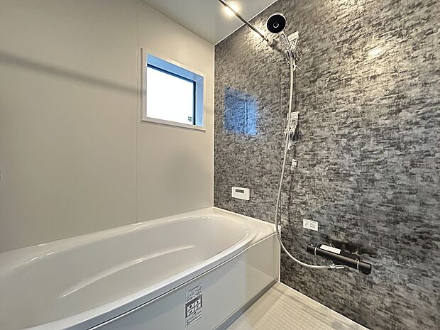 【浴室】【1号地】壁には全面マグネットがつけられるので、ご家族に合わせた使いやすい収納のレイアウトができます。また梅雨や花粉の時期のお洗濯に便利な浴室乾燥、寒い冬の入浴を快適にする浴室暖房もついています。