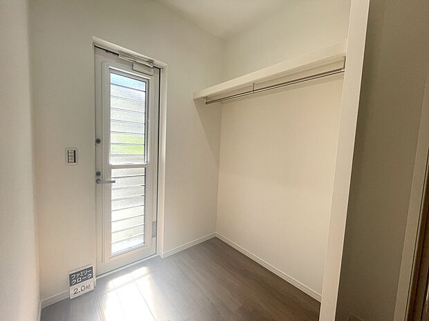 【ファミリークローク】各居室の収納に加えてファミリークロークがあるので収納力に優れています。1階にあるので上着をかけておいたり、毎日使う持ち物を整理したりと使い方はライフスタイルに合わせて様々。