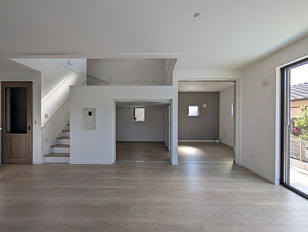 【リビング】【1号地リビング】明るく開放感あふれるリビング。大きな窓からの自然光が明るく心地よい空間を作り出します。シンプルな内装は家具やインテリアとの相性も良く、家族団らんや友人との集まりに最適な場所です。