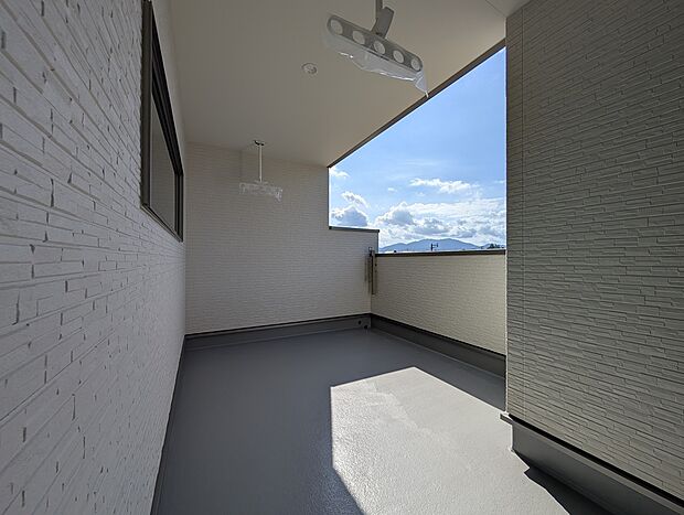 【バルコニー】【1号地バルコニー】インナーバルコニーは屋根があるため多少の雨でも濡れにくく、洗濯物を安心して干すことができて便利。物干しは天井と壁の2ヶ所に設置でき、ご家族の洗濯物を干すのに十分なスペースがあります