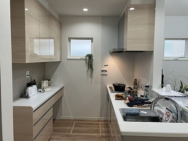 【キッチン】便利なカップボードが備え付けられているため食器や調理器具をすっきり収納できます。使いやすさとデザイン性を両立したキッチンで、毎日のお料理を快適に。