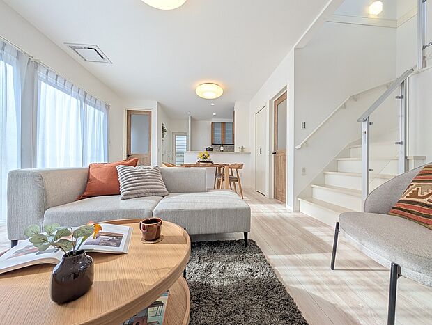 【【1号地】リビング】明るく開放感あふれるリビング。大きな窓からの自然光が明るく心地よい空間を作り出します。シンプルな内装は家具やインテリアとの相性も抜群で、家族団らんや友人との集まりに最適な場所です。