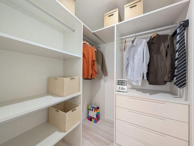 【【1号地】ウォークインクローゼット】マルチスキップフロアは、お子様の勉強やリモートワーク、趣味の空間など多用途に。リビングから目が届きご家族とのコミュニケーションもとれる、つながりを感じられる場所です。