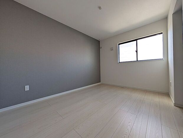 【【2号地】主寝室】落ち着いた時間が過ごせるゆとりある空間。アクセントクロスがおしゃれで心地よい雰囲気を演出します。ウォークインクローゼットはシステム収納付、衣服や小物をすっきりと収納することができます。