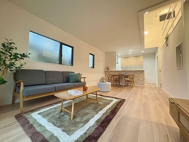 【リビング】【1号地】明るく開放感あふれるリビング。大きな窓からの自然光が明るく心地よい空間を作り出します。シンプルな内装は家具やインテリアとの相性も良く、家族団らんや友人との集まりに最適な場所です。