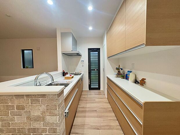 【キッチン】【1号地】家族とのつながりを大切にした対面式キッチンは、料理をしながら会話を楽しめる家族の温かさを感じる空間です。豊富な収納と使いやすい設備が整い、使いやすさとデザイン性を兼ね備えています。