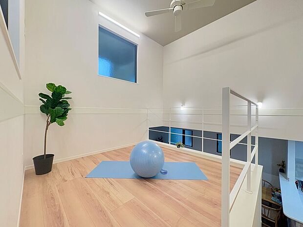 【マルチスキップフロア】【1号地】1階のリビングと中2階の空間が繋がっていることで、家族同士の会話が自然と増え、より家族のつながりを感じられます。部屋に自然光が入りやすくなるため、開放的な良い空間を実現します。