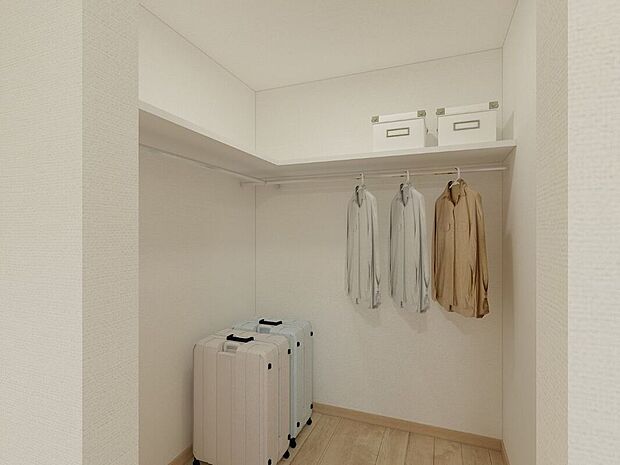 【ウォークインクローゼット】可動棚とハンガーパイプを備えたウォークインクローゼット。衣類やバッグも効率よく収納でき、すっきり整理できます。