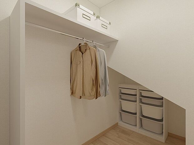 【ファミリークローク】家族の衣類をまとめて収納できるファミリークロークで、洗濯から片付けまでの動線がスムーズ。片付けも整理もラクになり、清潔で整った暮らしをサポートします。
