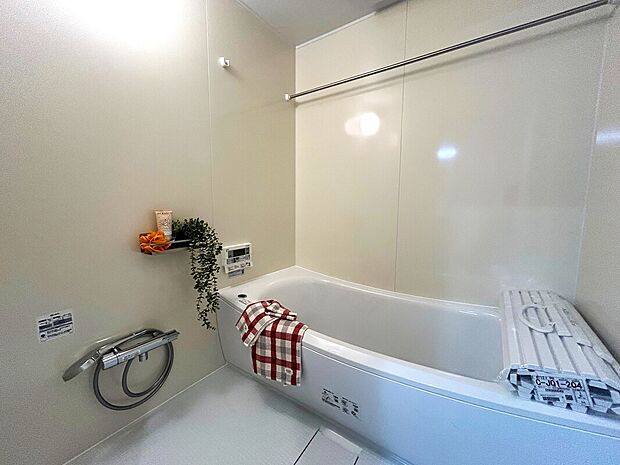 【浴室】壁には全面マグネットがつけられるので、ご家族に合わせた使いやすい収納のレイアウトができます。また梅雨や花粉の時期のお洗濯に便利な浴室乾燥、寒い冬の入浴を快適にする浴室暖房もついています。