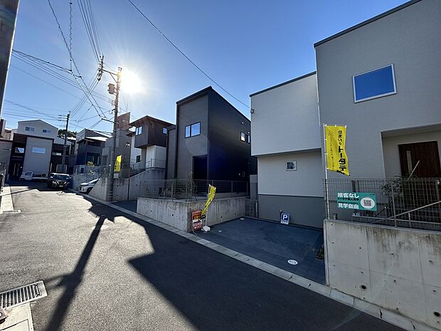 【1号地】サイディングを使用したモダンな外観が特徴で、シンプルなラインと落ち着いた色合いが洗練された印象に。大きな窓が外の景色を取り込み室内にはたっぷりと自然光が差し込みます。