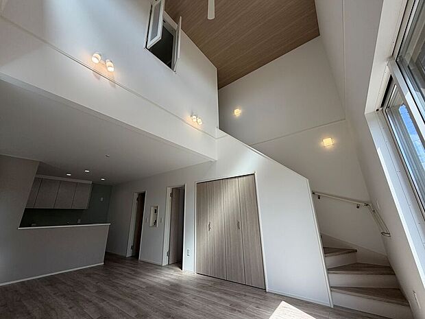 【2号地リビング】吹き抜けがあることで、圧迫感を感じにくく、部屋が広く感じられます。自然光を多く取り入れることができるため、昼間は照明をつけなくても明るく、温かみのある空間になります。