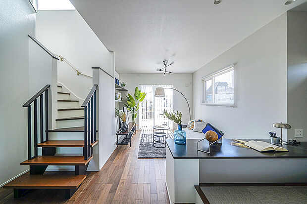 【現地MODEL HOUSE 03【2期街区】】リビング階段には一部デザイン階段を採用。インテリアの一部のような印象へ。※2025年10月撮影