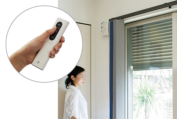 【リモコン電動シャッター（1F引違い窓）】窓を開けずに、リモコンのボタン一つで重いシャッターを簡単に開閉できます。雨の日や寒い日でも操作が楽で、防犯性や台風時の防災性も向上。毎日の開け閉めの手間を劇的に軽減し、快適性を高めます。