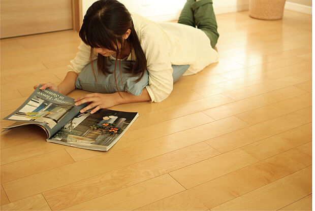 【床暖房】風がなくホコリを舞い上げないため空気がクリーンで、乾燥しにくい快適な暖かさが最大の魅力です。