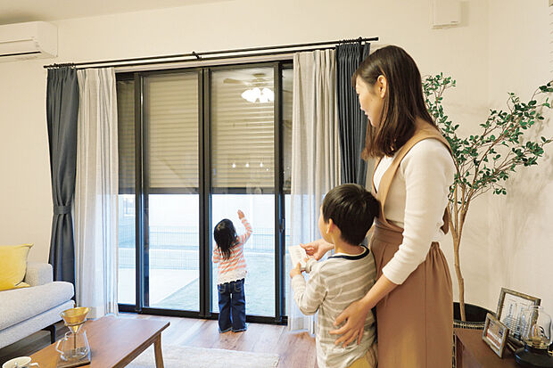 【床暖房】床下に温めたお湯を循環させることで、ホコリを舞い上がらせずに空間をポカポカに。小さなお子様がいるご家庭にも嬉しい暖房システムです。