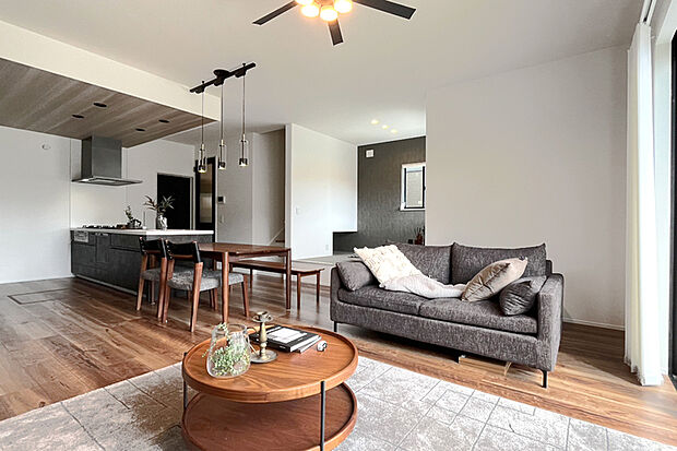 【モデルハウス1号棟】【リビングとファミリーラウンジのつながり】
リビングとファミリーラウンジが一体化することで、個々の作業をしながらも自然と会話が生まれ、家族のコミュニケーションが活性化します／1号棟※2025年9月撮