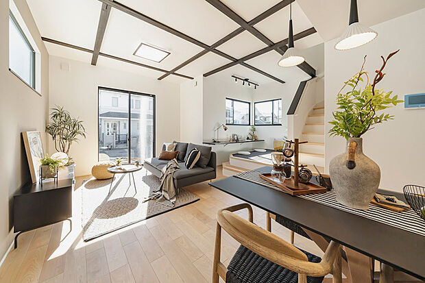 【モデルハウス1号棟】アンティーク調の木の質感が美しい化粧梁。素材の質感を楽しめるインテリアデザインです。※現在家具は設置されていません※2024年12月撮影