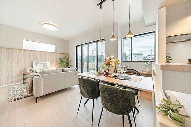 【モデルハウス1号棟】オープン設計で、キッチンとダイニングがひとつながりに。家族の気配を感じながら、料理や団らんを楽しめます。※1号棟/2025年10月撮影