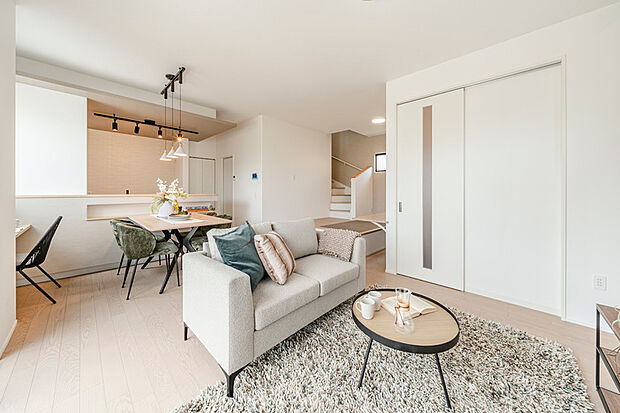 【モデルハウス1号棟】階段の踊り場を利用した、家族が集う小上がり空間。さらりとした肌触りと優れた弾力性が特徴のテキスタイルフロアを採用しています。※1号棟/2025年10月撮影