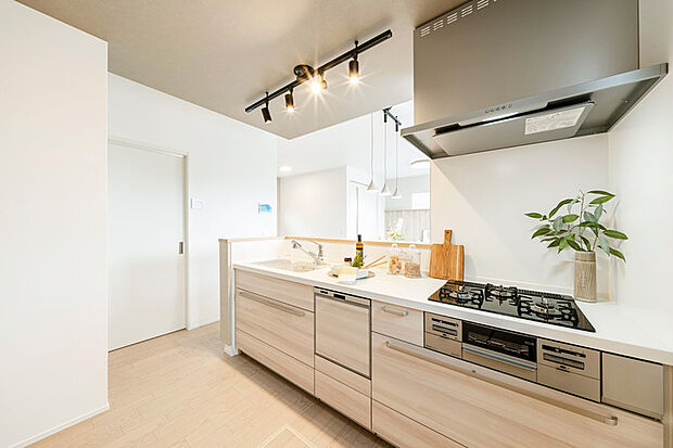 【モデルハウス1号棟】ナチュラルデザインの落ち着きのある明るいキッチン。収納スペースが充実していて、食洗機付きの機能性の良いキッチンです。※1号棟/2025年10月撮影