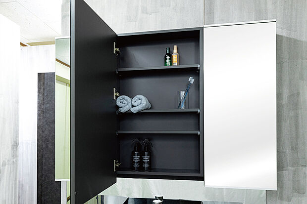 【ドレッサー／ポラスオリジナル「ミラーキャビネット」】身だしなみのチェックがしやすい三面鏡とミドルミラー。鏡裏の収納には便利なコンセント付き。