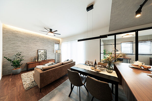 【モデルハウス9号棟】深みのあるウッドとアースカラーのインテリアスタイル。木調やファブリック調の素材が落ち着きを醸し出す、くつろぎの空間としました。※9号棟/2025年10月撮影(分譲済)