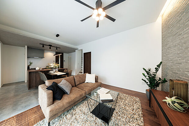 【モデルハウス9号棟】キッチンとリビングの床素材を変えることで、ひとつの空間の中でも自然な区切りができます。※9号棟/2025年10月撮影(分譲済)