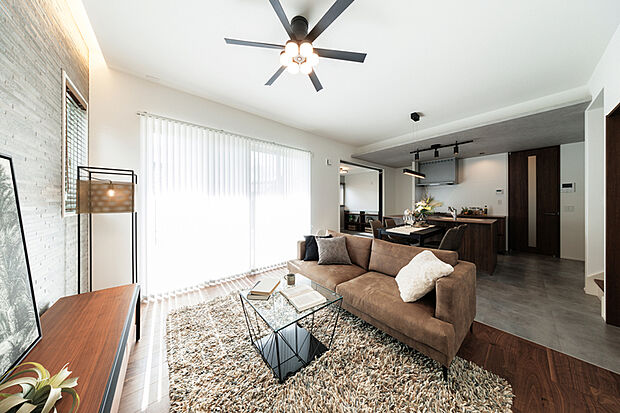 【モデルハウス9号棟】広々16帖のLDKで、家族の時間を大切に。 お子様が遊んだり、友人を招いてホームパーティーを楽しんだり。様々な過ごし方が叶います。※9号棟/2025年10月撮影