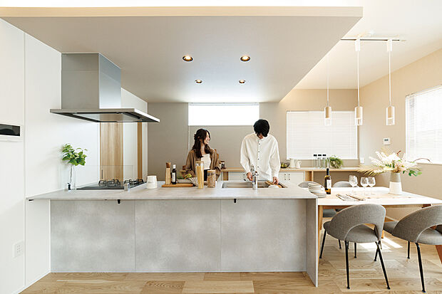 【ペニンシュラキッチン】キッチンの左右どちらかが壁に付く形状のキッチン。リビングに視線が向いているので、料理や家事をしながら家族との語らいも弾みます。