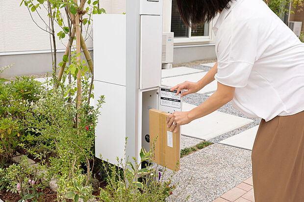 【宅配BOX付機能門柱】不在の荷物を受け取れる「宅配ボックス」付きのデザイン門柱を採用しました。在宅時も、インターホンで対応してボックスに入れてもらえるので便利です。
