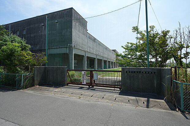 武里中学校（現地より徒歩4分）