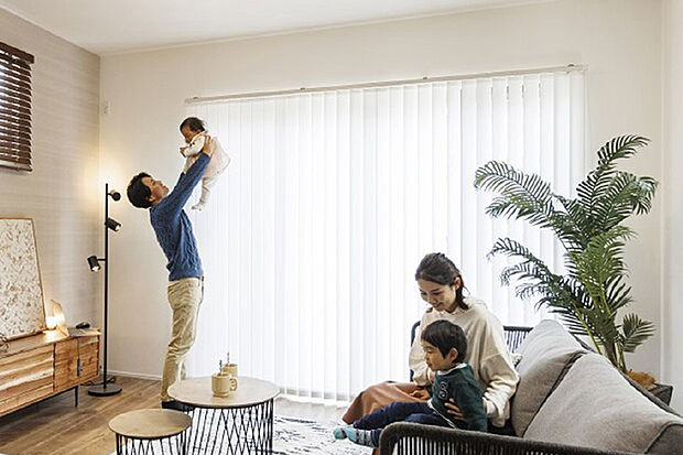 【ハイシーリング&ハイサッシ】リビングの天井高は2.7m。高さ2.2mのハイサッシから採光が注ぎ込み、開放感あるリビングでゆったり過ごせます。