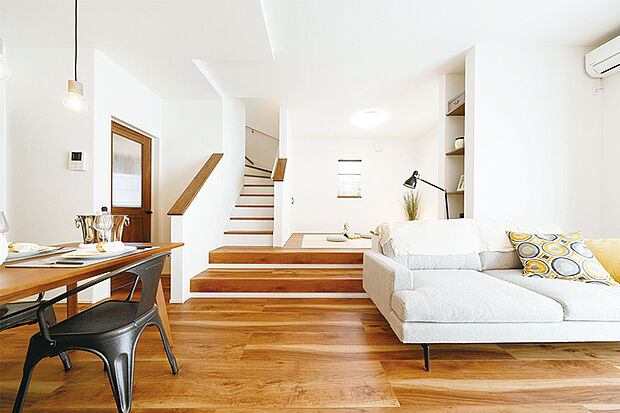 【ステアリビング】リビング・ダイニングから2ステップ上がったフロアに様々な場面で便利に利用できる堀机付きの空間をセッティングしました。