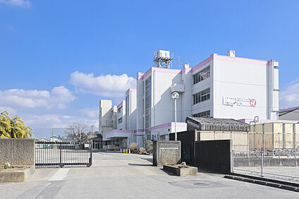 東深井中学校（現地より徒歩8分） 約580m