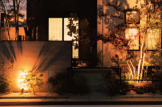 【灯かりのいえなみ協定(R)】住人がガイドラインに沿った協定に基づき、街全体で常夜灯を自動点灯させる取り組みです。街中に光を灯すことで、防犯はもちろん、暗い夜道での転倒や事故を防ぐことにもつながります。