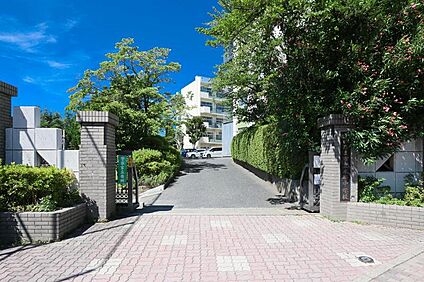 木崎中学校（現地より徒歩4分） 約320m