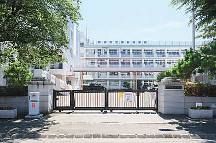 安松中学校（現地より徒歩16分） 約1260m