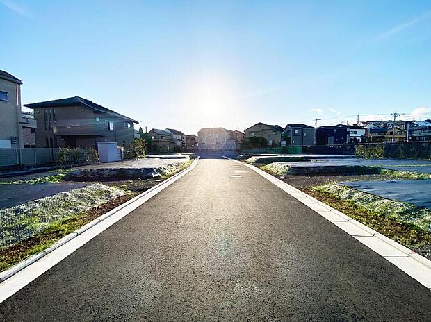 駅近ながら静けさが広がる平坦地。125m2超のゆとりある敷地が並ぶ第1期15区画。家族の理想を自由に描ける新しい暮らしの舞台です。