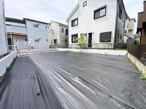 昼下がりの穏やかさが息づく、106m2超のゆとりある敷地。閑静な住宅街に佇む、静けさに包まれた限定1区画。外観・内装・キッチンスタイル・外構まで選べるセミオーダー住宅で、理想の住まいを叶えます。