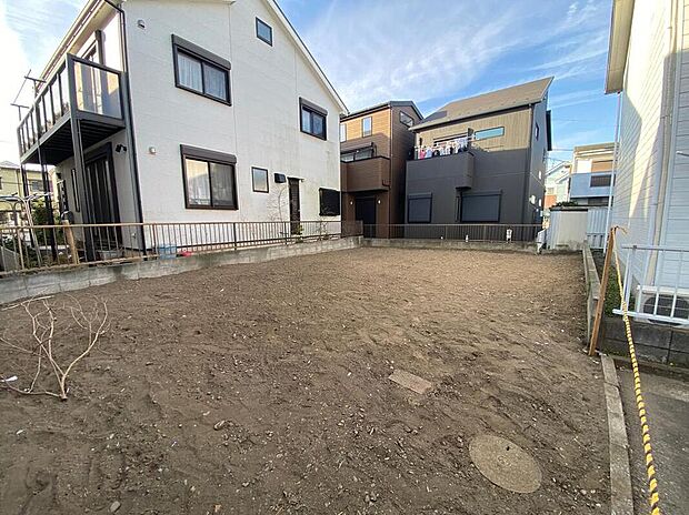 昼下がりの穏やかさが息づく、106m2超のゆとりある敷地。閑静な住宅街に佇む、静けさに包まれた限定1区画。外観・内装・キッチンスタイル・外構まで選べるセミオーダー住宅で、理想の住まいを叶えます。