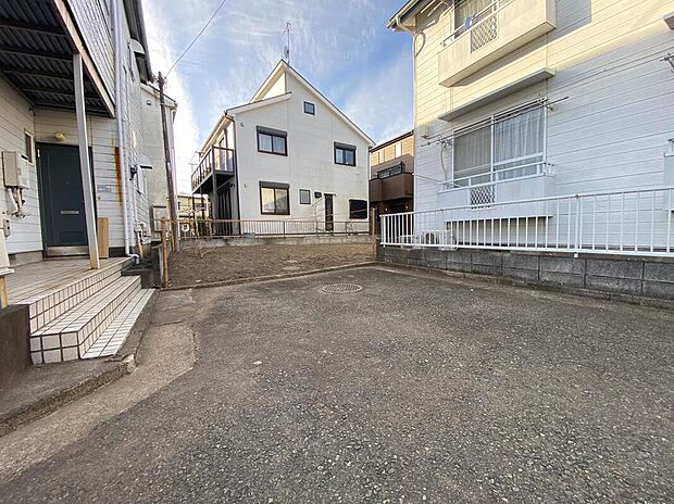 接道する道路はゆとりある幅員4.7mの行き止まり道路。居住者以外の通行が少なく、静かで安心感のある住環境です。車通りも少ないため、運転が苦手な方でも落ち着いてゆっくり駐車できます。