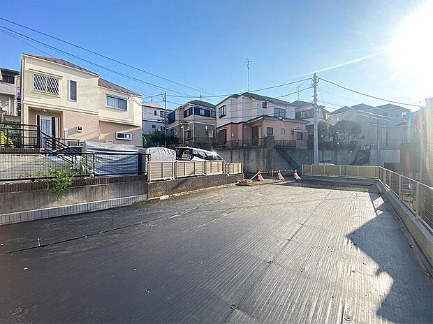 閑静な住宅地に誕生した限定1区画。南側は隣地の駐車場の為、開放感があり明るい光がたっぷりとそそぎます。外観・内装・キッチン・外構までお好みに合わせて選べるセミオーダー住宅で、家族の理想をカタチに。