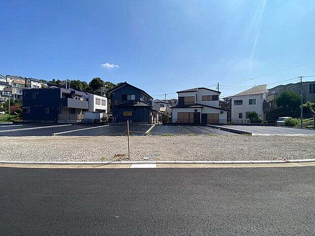 通りから少し入った閑静な住宅街。周囲に高い建物が少なく、広い空を感じられる開放的な住環境です。敷地にもゆとりがあり、区画によっては2台駐車にも対応可能です。