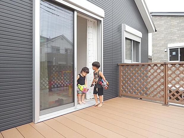 【◆ウッドデッキ（有償）◆】お家遊びが充実♪お子様の水遊びやBBQなど様々な使い方で楽しめるウッドデッキも設置可能です。ウッドデッキの他にもサンルームやカーポート施工などもご相談可能です。